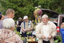 я на фоне стенда Бусарова. Он в кепке. Сзади виден плакат известного садовода из Челябинска Лотенкова..JPG