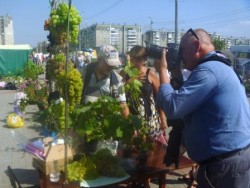 Бусаров в окружении покупателей и фотокорреспондента РИА новости.JPG